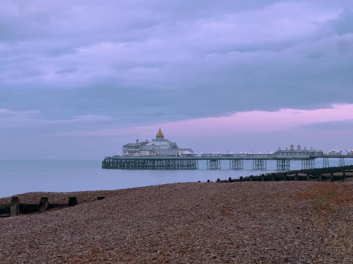 Oyo Marine Parade Hotel, Eastbourne Pier Exterior photo