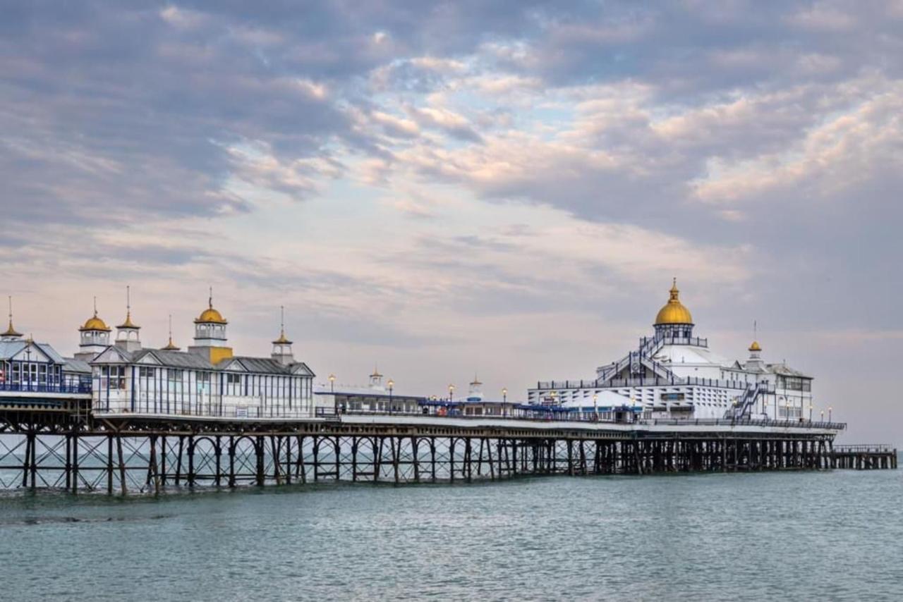 Oyo Marine Parade Hotel, Eastbourne Pier Exterior photo