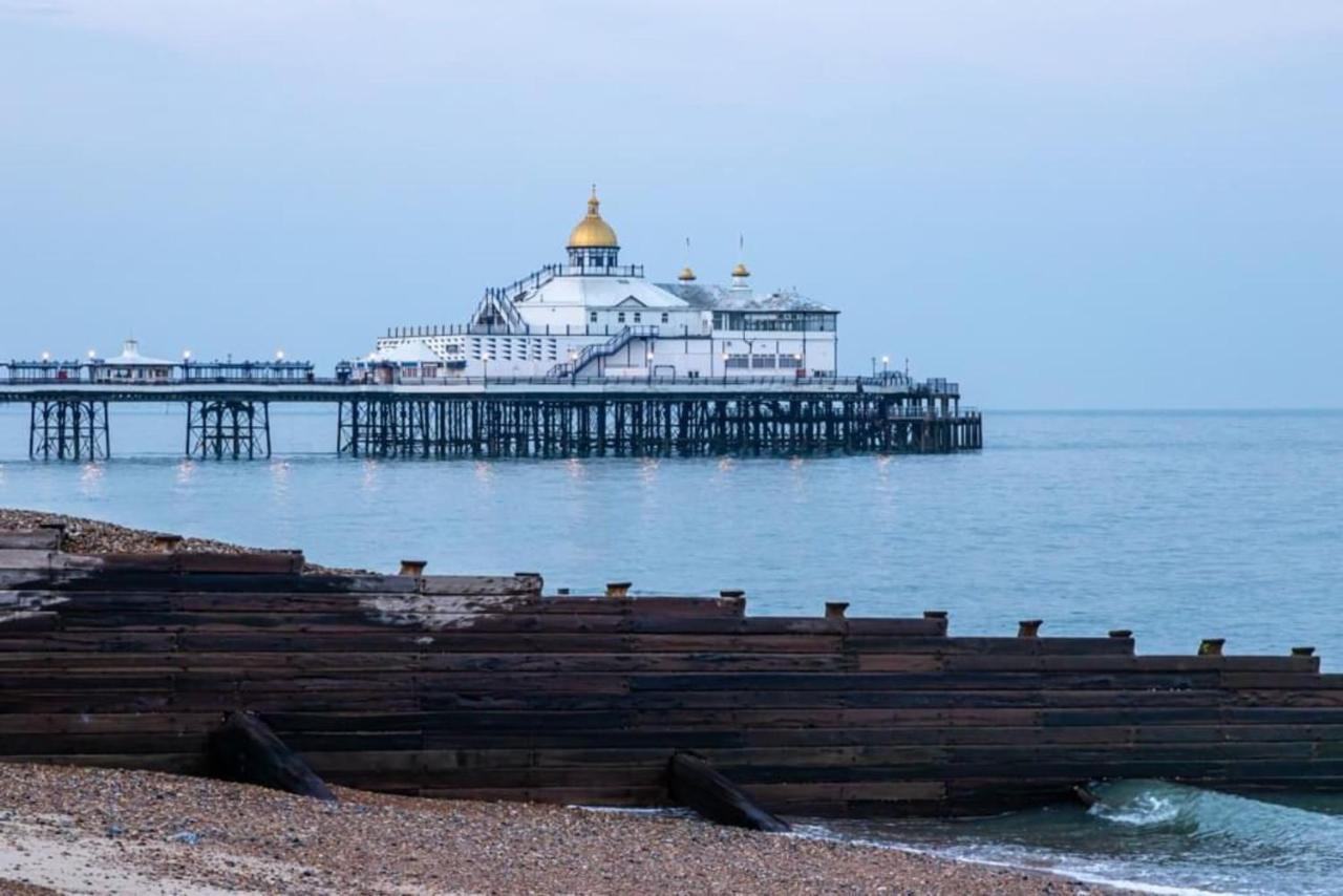 Oyo Marine Parade Hotel, Eastbourne Pier Exterior photo
