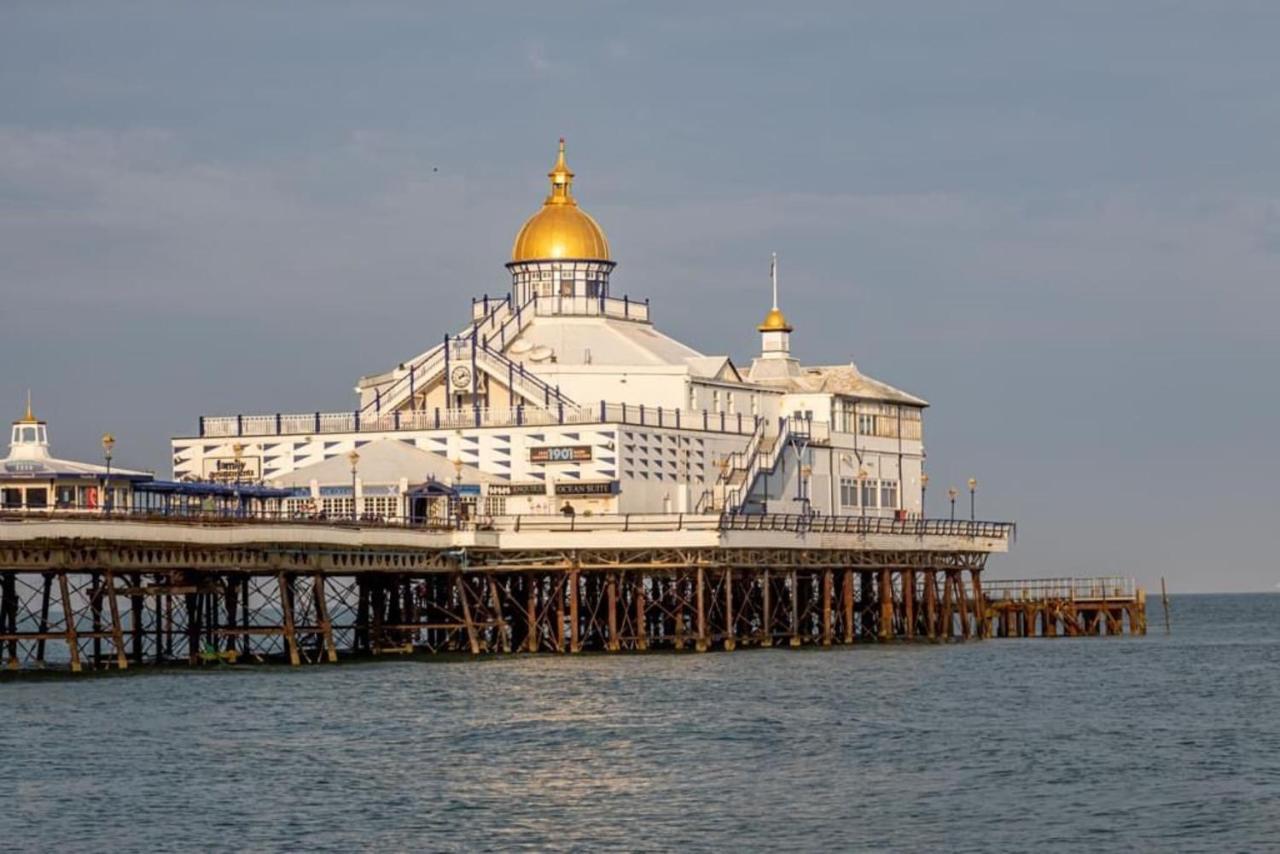 Oyo Marine Parade Hotel, Eastbourne Pier Exterior photo