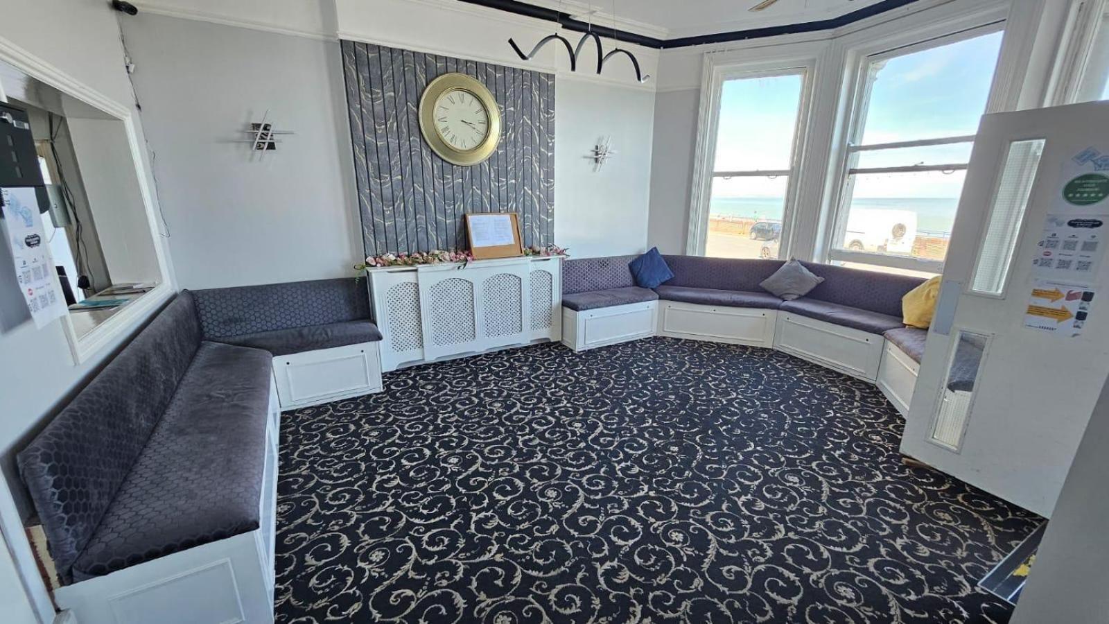 Oyo Marine Parade Hotel, Eastbourne Pier Exterior photo